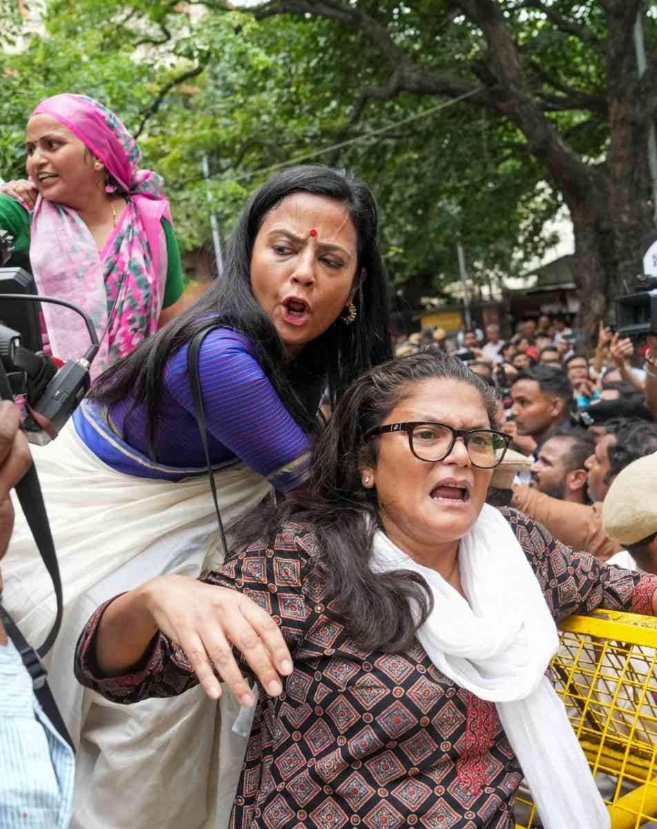 विपक्ष के कई सांसदों का कहना है कि वे बिहार में चुनाव आयोग द्वारा मतदाता सूची के गहन रिव्यू समेत विभिन्न विषयों तुरंत चर्चा चाहते हैं.