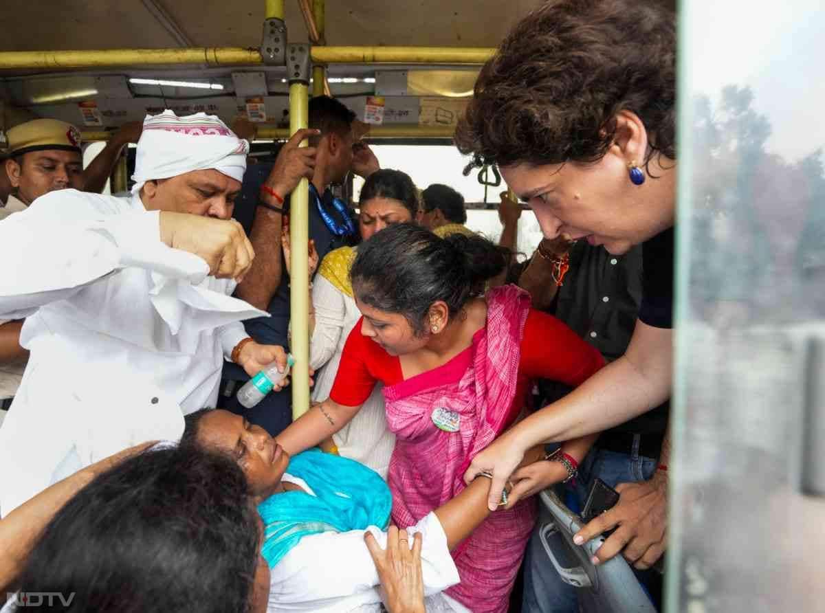 विपक्ष ने राज्यसभा में अन्य सभी संसदीय कार्यों को रोककर सबसे पहले इन मुद्दों पर चर्चा कराने का नोटिस दिया था. विपक्षी सांसदों के इस नोटिस को अस्वीकार कर दिया गया.