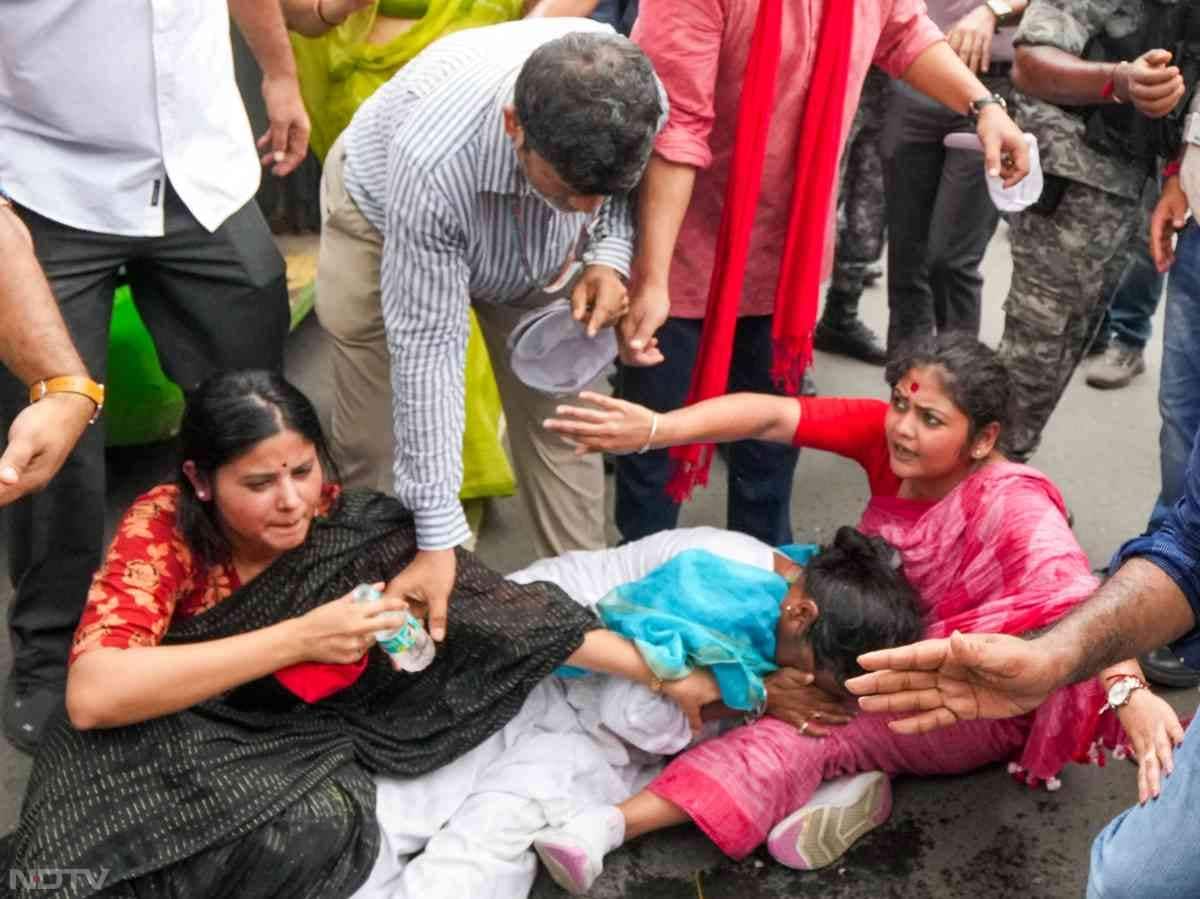लोकसभा में भी सदन की कार्यवाही प्रारंभ होने के कुछ देर बाद ही विपक्षी सांसद अपनी सीटों से उठकर वेल में आ गए.