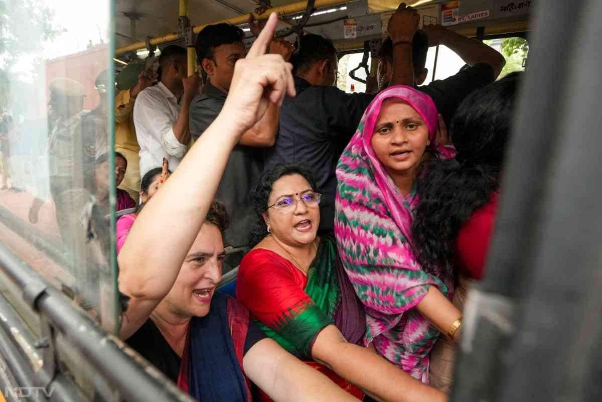 विपक्ष के ये सांसद चर्चा की मांग को लेकर नारेबाजी कर रहे थे.