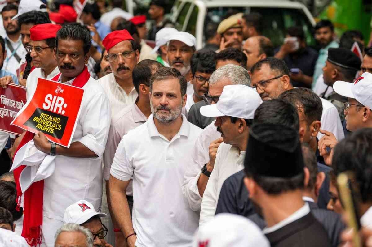 सदन में हो रहे हंगामे और नारेबाजी के बीच लोकसभा अध्यक्ष द्वारा बार-बार विपक्षी सांसदों से अपनी सीट पर जाकर बैठने का आग्रह किया गया.