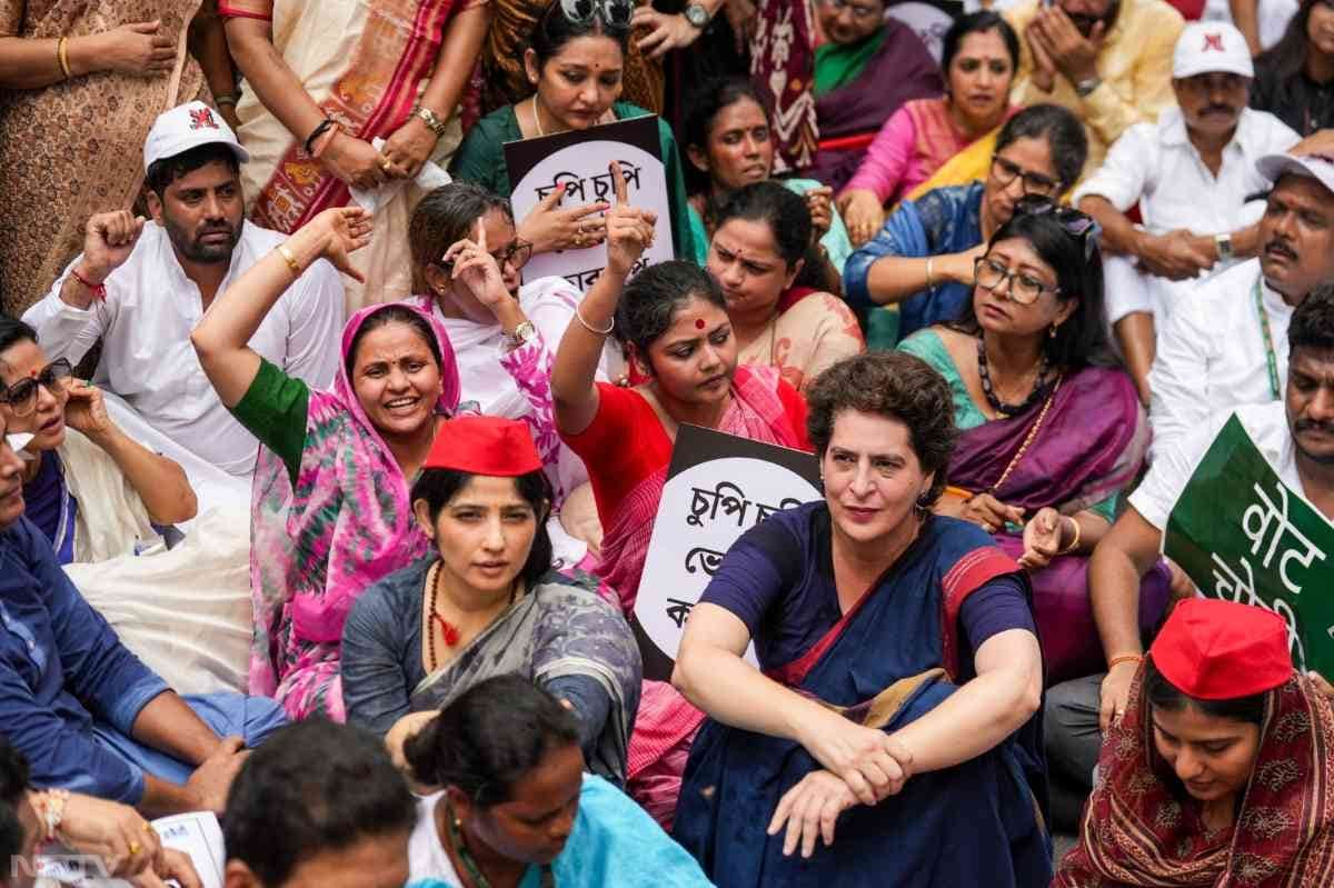 नाराज विपक्षी सांसद जब अपने स्थानों पर वापस नहीं गए तो सदन की कार्यवाही दोपहर 2 बजे तक के लिए स्थगित कर दी गई.