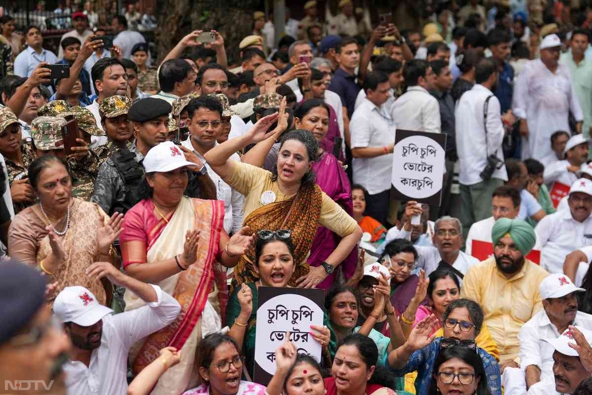 वहीं राज्यसभा में भी यही स्थिति बनी रही.
