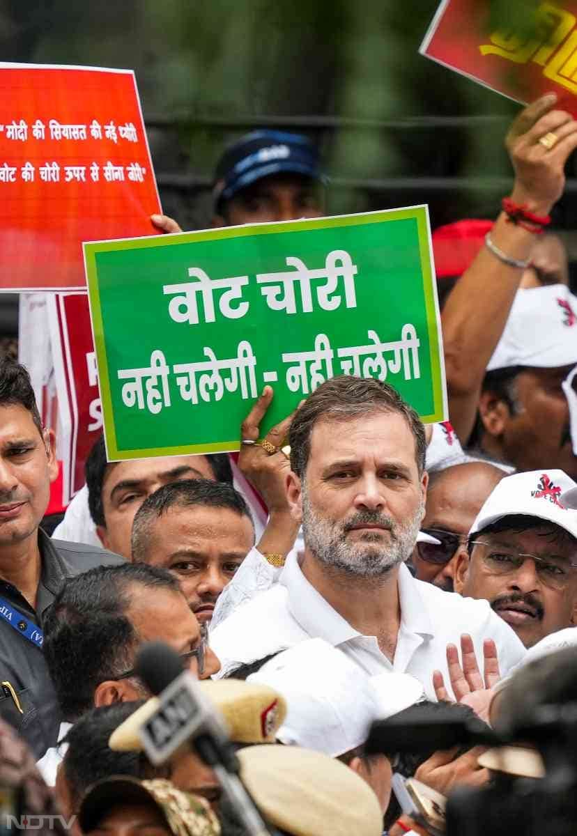 राज्यसभा की कार्यवाही प्रारंभ होने के कुछ देर बाद उपसभापति हरिवंश नारायण ने बताया कि उन्हें आज यानी सोमवार को चर्चा के लिए नियम 267 के अंतर्गत 29 नोटिस मिले हैं.