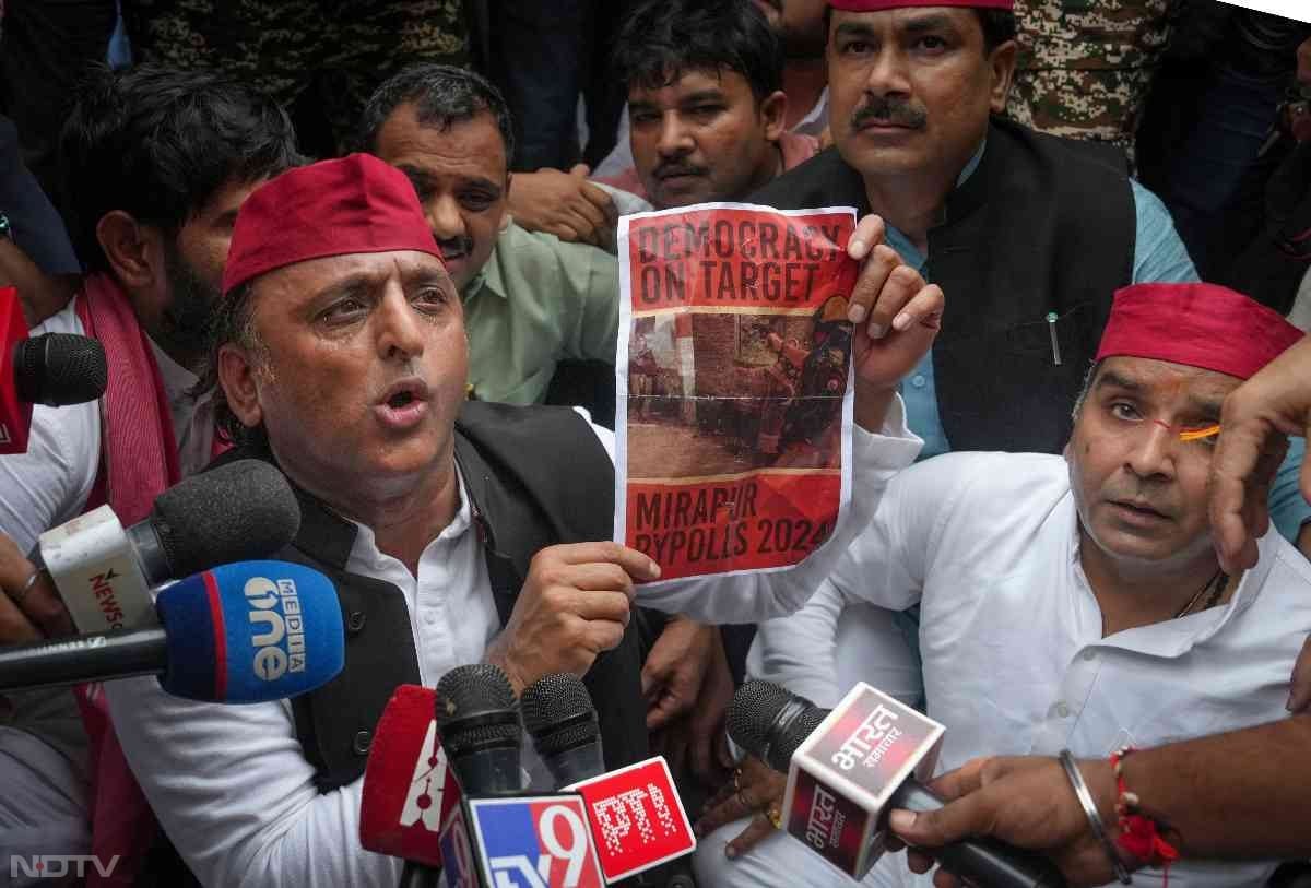 हालांकि इस सबके बावजूद भी विपक्षी सांसदों का विरोध जारी रहा.