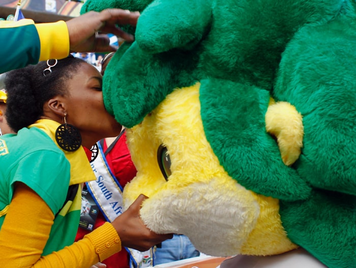 <b>SWEET NOTHINGS: </b>A spectator kisses the World Cup mascot Zakumi. (AP Photo)