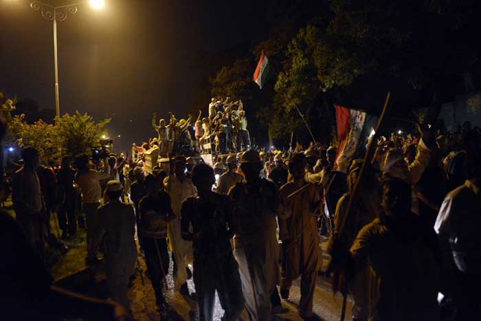 Thousands of Protesters Led by Imran Khan Breach \'Red Zone\' in Islamabad
