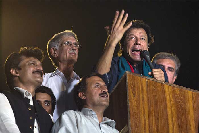 Thousands of Protesters Led by Imran Khan Breach \'Red Zone\' in Islamabad