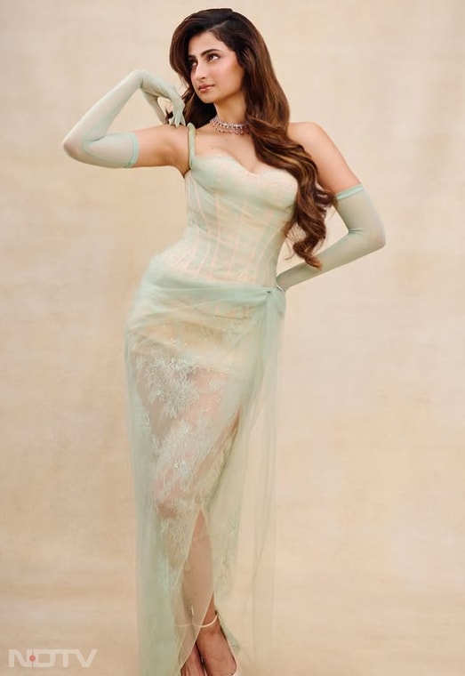 उनके एक्सप्रेशन्स और पोश्चर कैमरे के साथ मजबूत कनेक्शन दिखाते हैं.