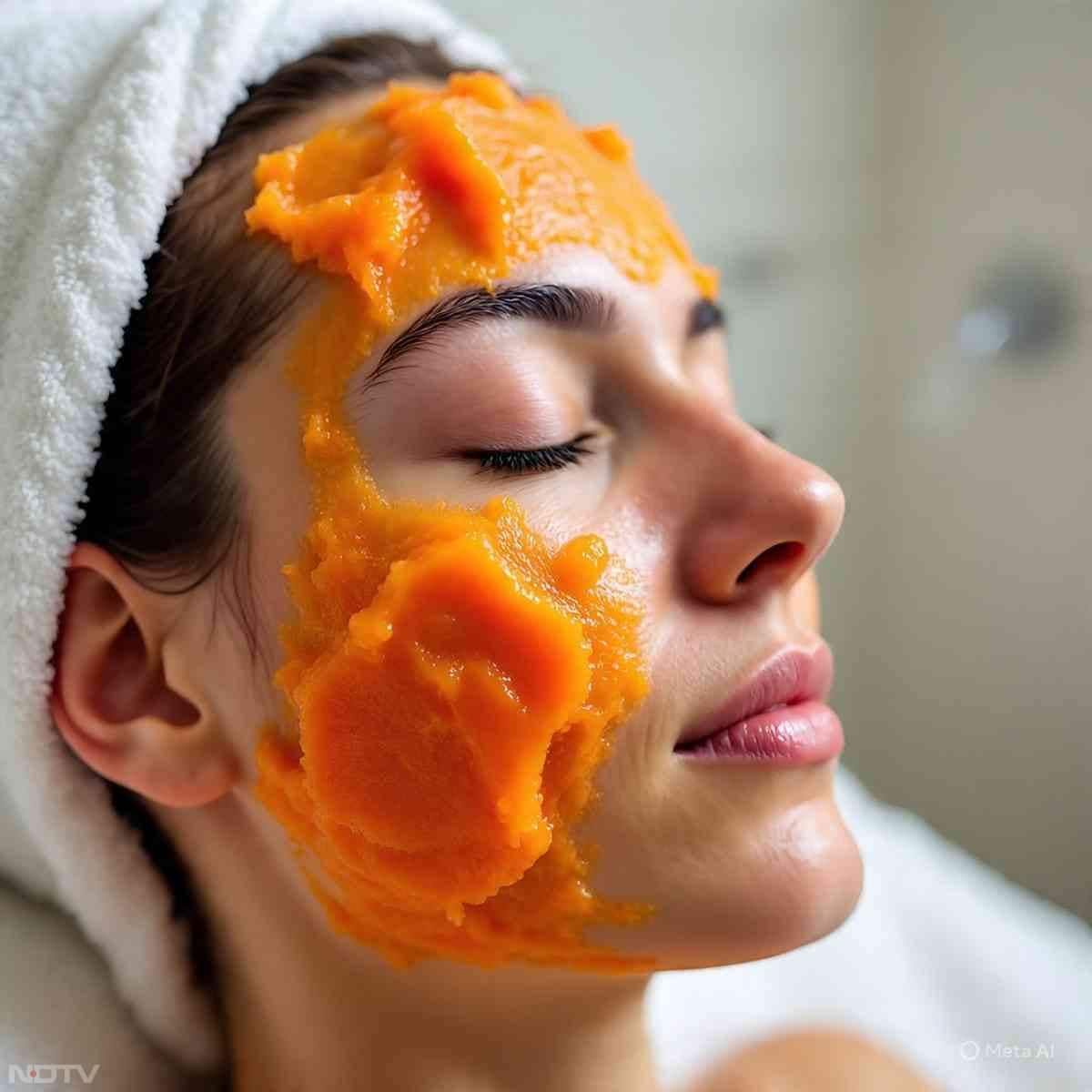 पपीता सिर्फ खाने में ही नहीं, बल्कि त्वचा की देखभाल में भी बेहद फायदेमंद है. इसमें एंजाइम्स जैसे पपाइन और विटामिन A, C, E भरपूर मात्रा में होते हैं, जो त्वचा को साफ, मुलायम और चमकदार बनाने में मदद करते हैं.