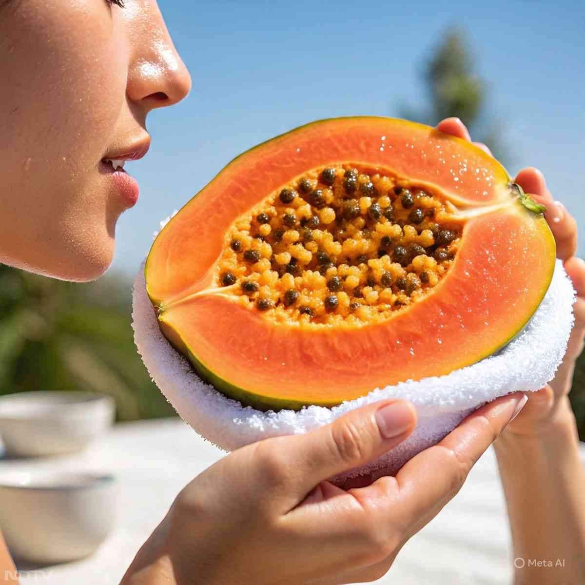 1. पपीता स्किन से डेड स्किन हटाता है. यह एक नैचुरल स्क्रब का काम करता है और त्वचा की बाहरी परत को साफ करता है.