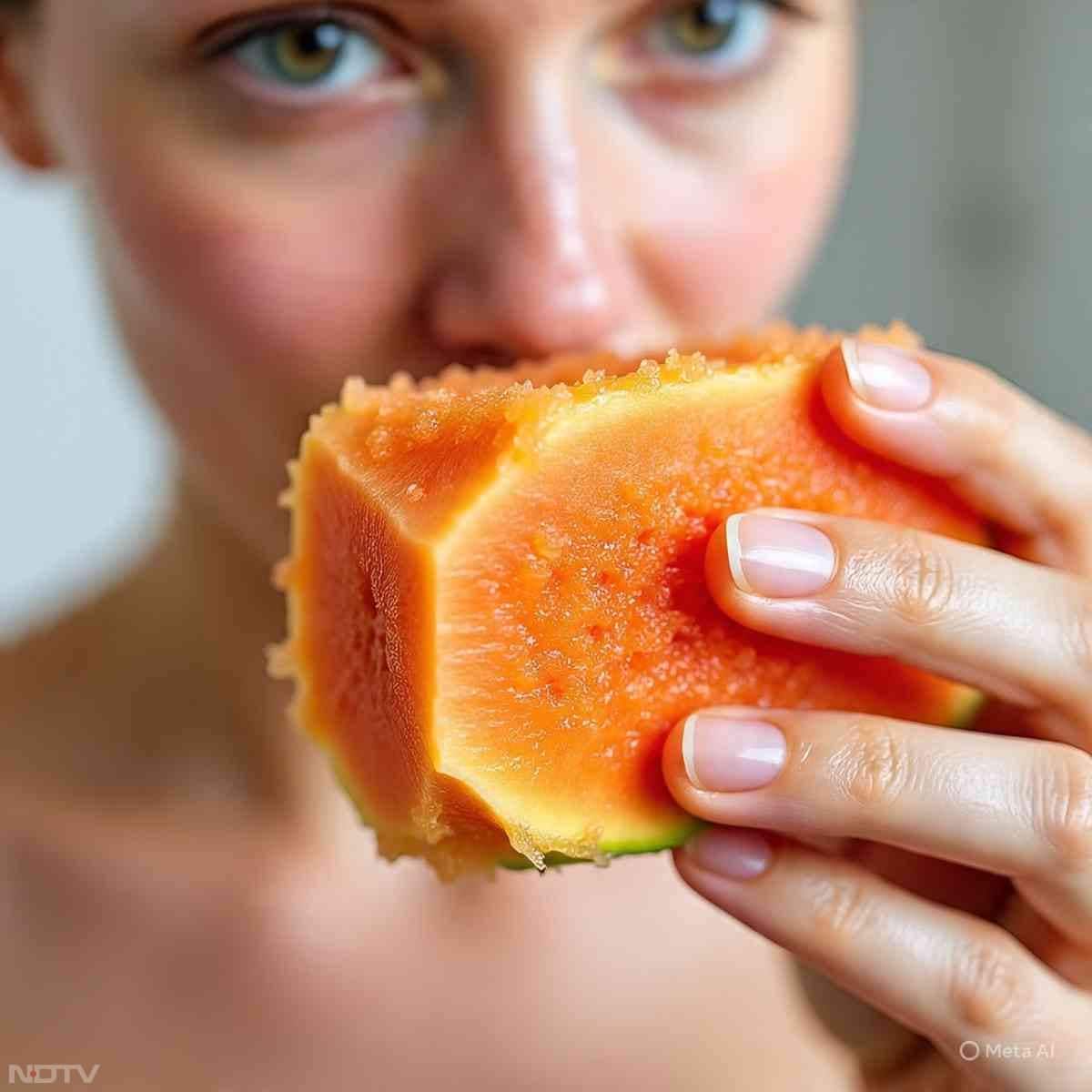 2. पपीते से चेहरे का कालापन कम होता है, और स्किन तुरंत फ्रेश और चमकदार लगने लगती है.