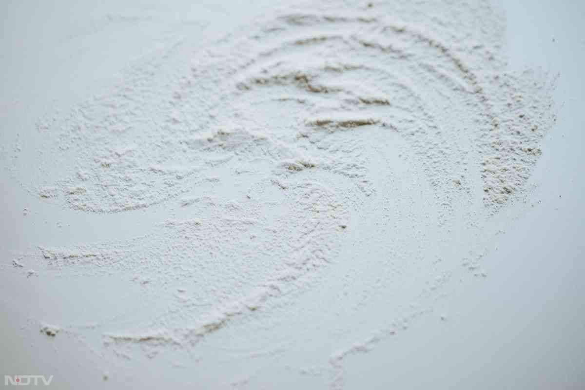 सिरका और बेकिंग सोडा का मिश्रण भी जंग के दाग को धीरे-धीरे गायब कर देता है.