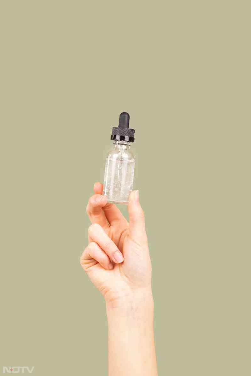 हाइड्रोजन पेरॉक्साइड कुछ बूंदें दाग पर डालें, लेकिन केवल सफेद कपड़ों पर ही प्रयोग करें.