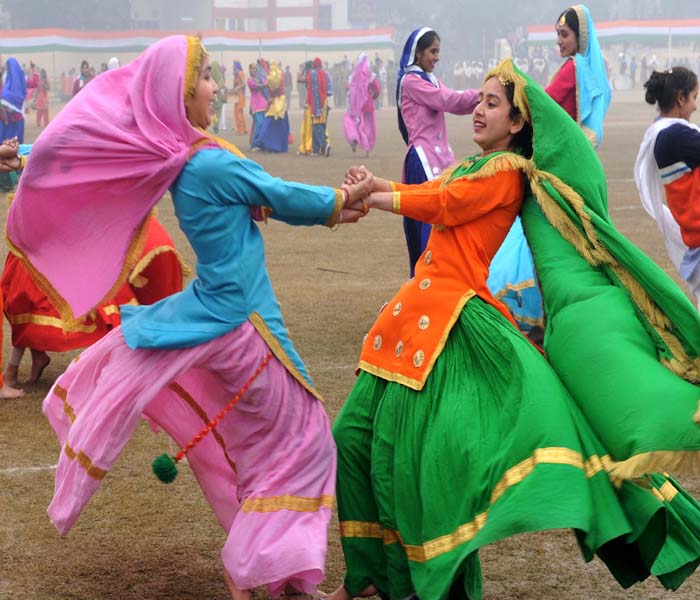 Indian schoolgirls perform a traditional Punjabi giddha dance during a rehearsal for the upcoming Republic Day parade. (AFP Photo)