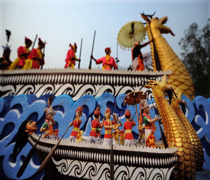 Traditional Indian dancers from the state of Manipur perform during a press preview of tableaux participating in the Republic Day parade in New Delhi. (AFP Photo)