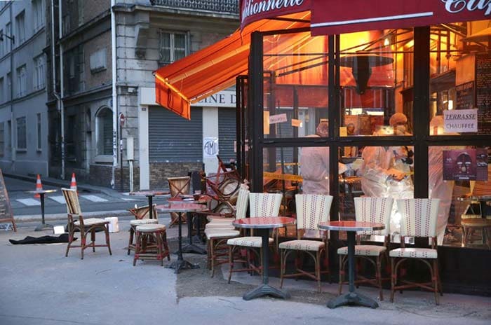 Forensic police search for evidences inside the Comptoir Voltaire cafe at the site of an attack on November 14, 2015 in Paris. (AFP Photo)