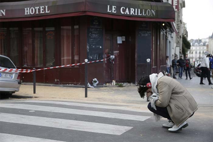 A woman mourns outside of the Carillon bar in the 10th district of Paris on November 14, 2015. (AFP Photo)