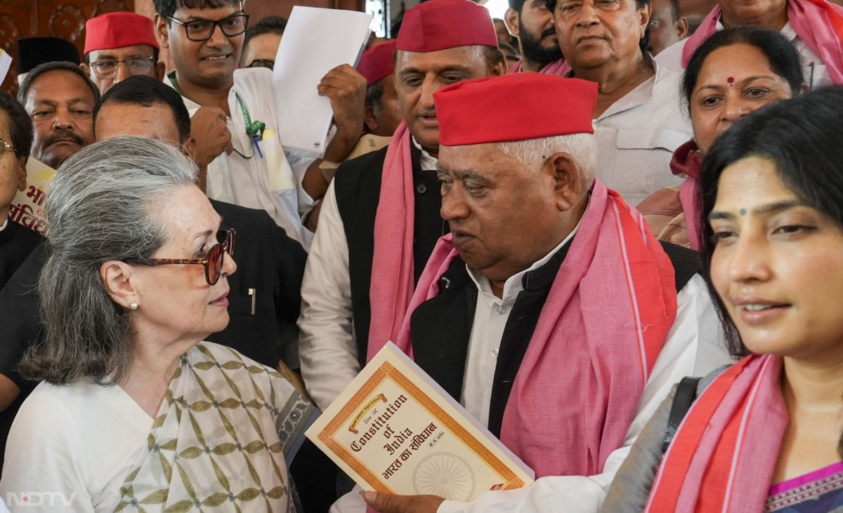 सोनिया गांधी के साथ गुफ्तगू करते दिखे अयोध्या के सांसद अवेधश प्रसाद