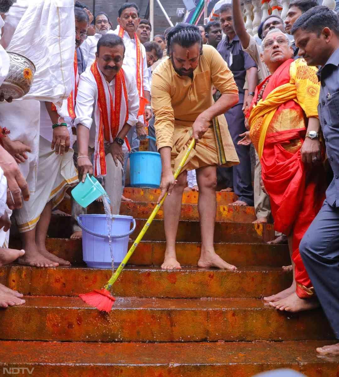 आंध्र प्रदेश के उपमुख्यमंत्री और एक्टर पवन कल्याण ने तिरुपति के प्रसाद लड्डू में पशु चर्बी की मिलावट के लिए रविवार को एक मंदिर में अपनी 11 दिवसीय 'प्रायश्चित दीक्षा' शुरू की थी. प्रायश्चित दीक्षा के तहत पवन कल्याण दुर्गा मल्लेश्वर मंदिर में सफाई करते हुए नजर आए.