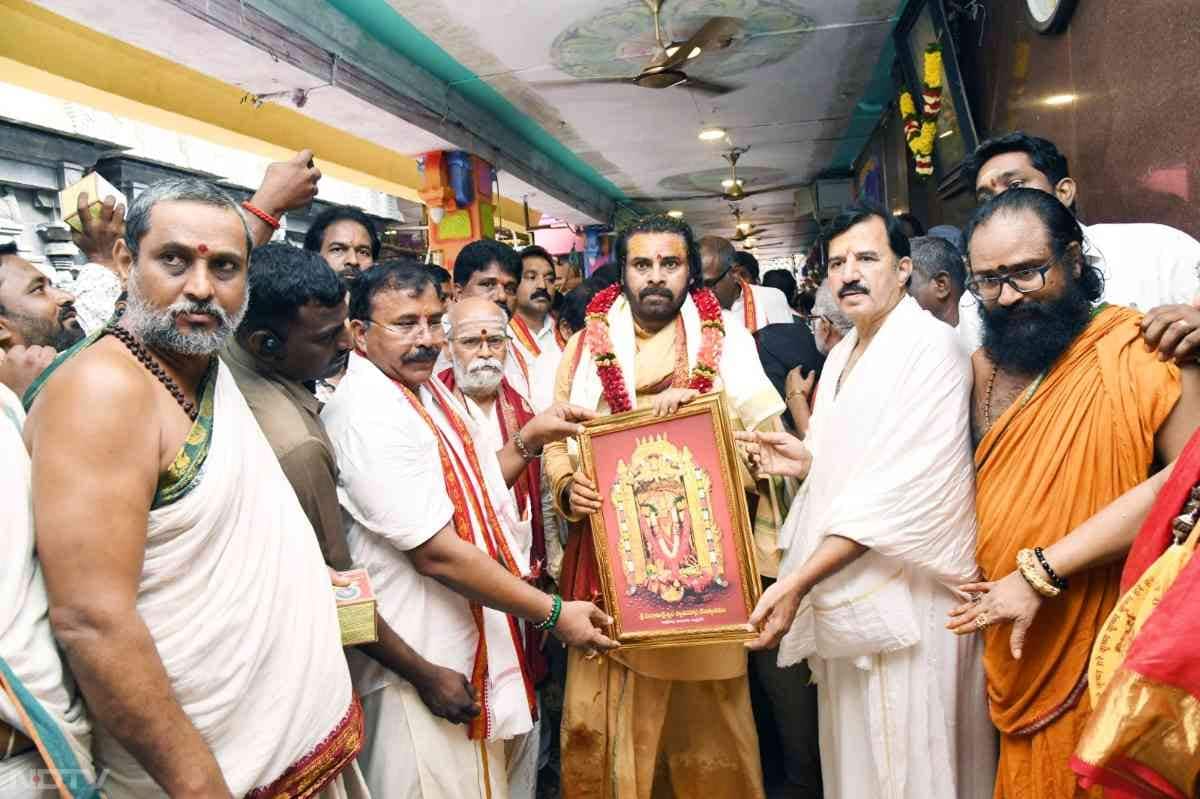 पवन कल्याण ने तिरुपति के प्रसाद लड्डू में पशु चर्बी की मिलावट के लिए रविवार को एक मंदिर में अपनी 11 दिवसीय 'प्रायश्चित दीक्षा' शुरू की थी. इस दौरान मंदिर के साधु-संत पवन कल्याण को स्मृति चिन्ह भेंट करते हुए