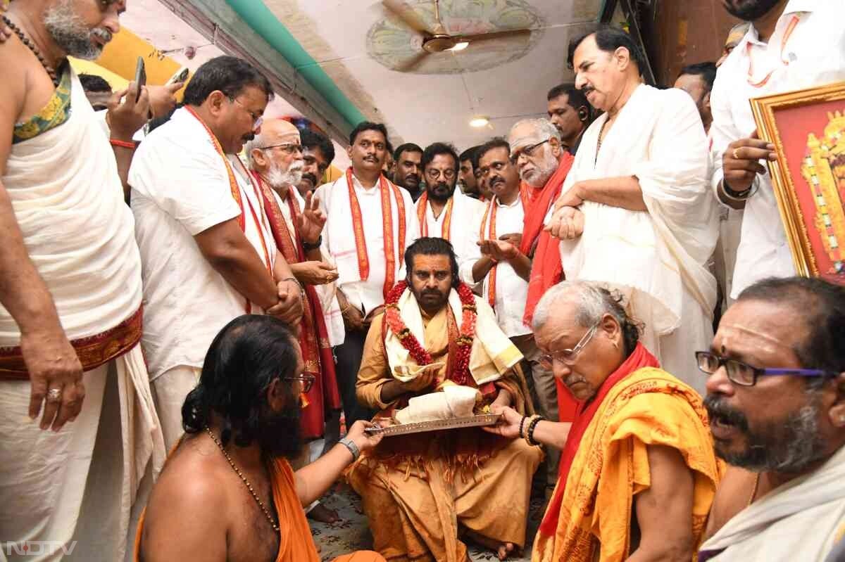 दीक्षा शुरू करने से पहले दिए गए एक बयान में जन सेना के नेता पवन कल्याण ने कहा, "हे, बालाजी भगवान! क्षमा करें प्रभु. तिरुमाला लड्डू प्रसाद जिसे अत्यंत पवित्र माना जाता है, वह प्रसाद पिछले शासकों की अनियंत्रित प्रवृत्ति के कारण अपवित्र हो गया था.
