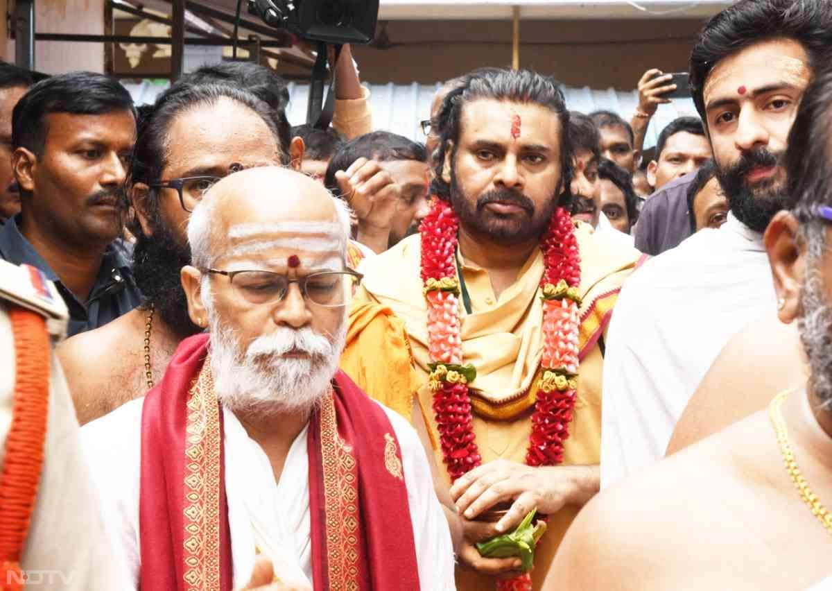पवन कल्याण ने कहा, "जब मुझे पता चला कि लड्डू प्रसादम में पशु की चर्बी है, तो मेरा मन बहुत विचलित हो गया. मैं छला हुआ महसूस करने लगा. मैं जन कल्याण के लिए लड़ रहा हूं. मुझे दुख इस बात का हुआ कि शुरुआत में ऐसी समस्या मेरे ध्यान में नहीं आई. सनातन धर्म के प्रत्येक अनुयायी को कलयुग के देवता भगवान बालाजी के साथ हुए इस घोर अन्याय के लिए प्रायश्चित करना चाहिए. इसी के तहत मैंने प्रायश्चित के लिए दीक्षा लेने का फैसला किया है."