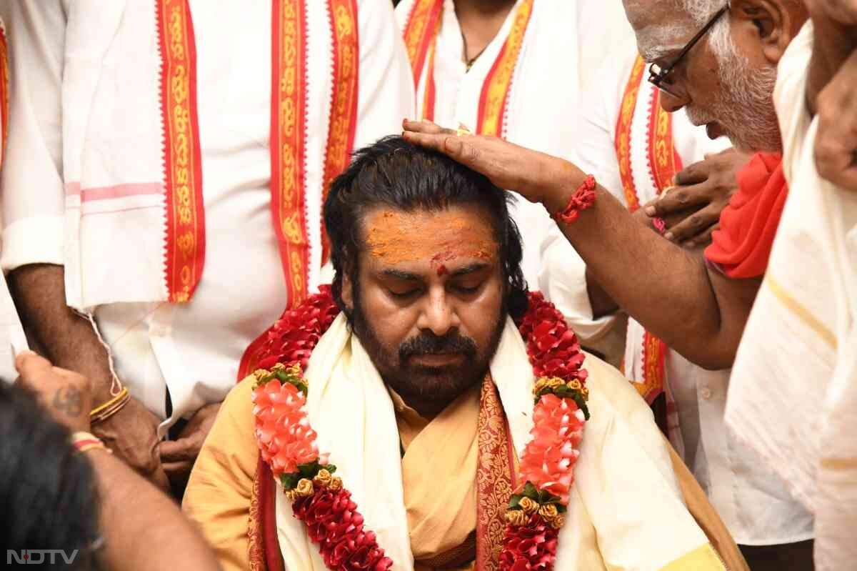 पवन कल्याण ने आगे कहा कि केवल वे लोग ही ऐसा जघन्य अपराध कर सकते हैं, जिनका ईश्वर में विश्वास नहीं होता है और पाप कर्म का कोई भय नहीं होता है.