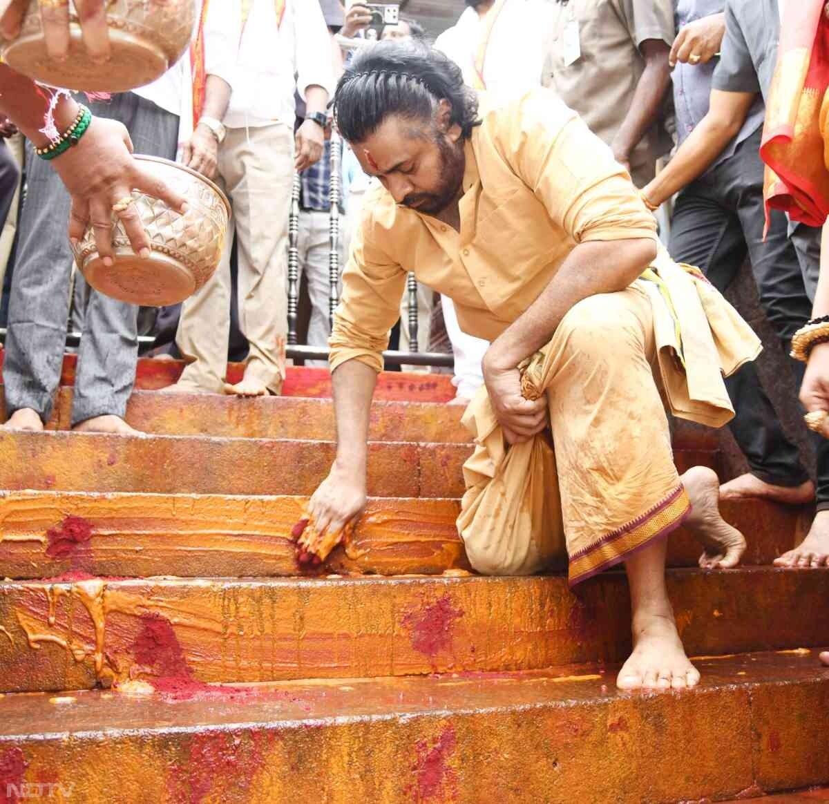 पवन कल्याण ने कहा था कि दुख यह है कि बोर्ड के सदस्य और कर्मचारी जो तिरुमाला तिरुपति देवस्थानम सिस्टम का हिस्सा हैं, वे भी वहां की गलतियों का पता नहीं लगा पाते हैं. यदि उन्हें पता चलता भी है, तो वे इसके बारे में बात नहीं करते हैं. ऐसा लगता है कि वे उस समय के राक्षसी प्रवृत्ति वाले शासकों से डरते थे.
