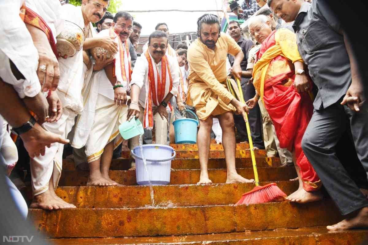 पवन कल्याण इस विवाद के सामने आने के बाद कह चुके हैं कि इस बात पर भी मन अत्यंत व्याकुल है कि लड्डू प्रसाद बनाने में जानवरों की चर्बी वाले घी का इस्तेमाल किया गया था. धर्म की पुनर्स्थापना की दिशा में कदम उठाने का समय आ चुका है.