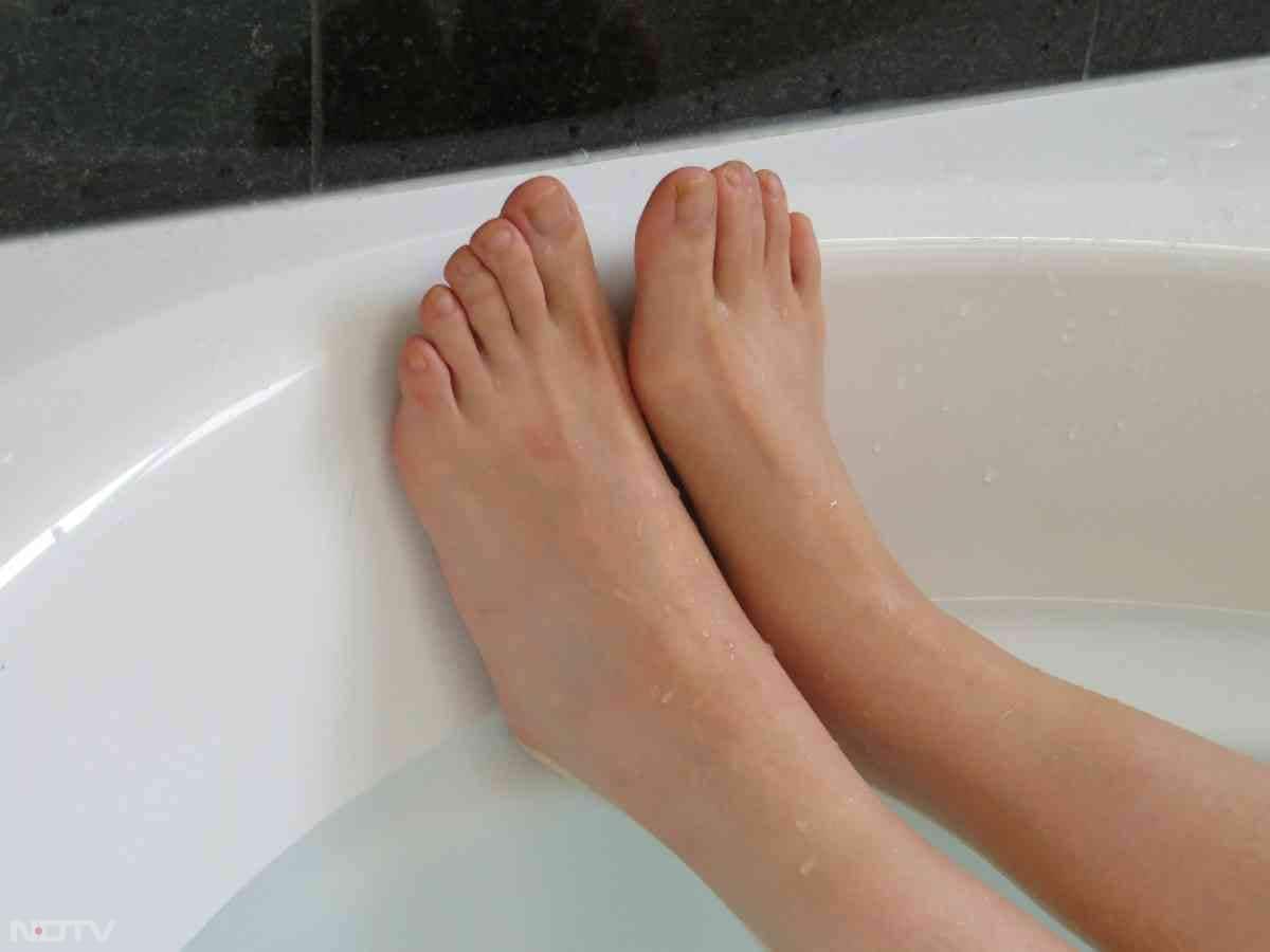 गुनगुने पानी में नमक डालकर पैर डुबोने से मांसपेशियों को आराम मिलता है.