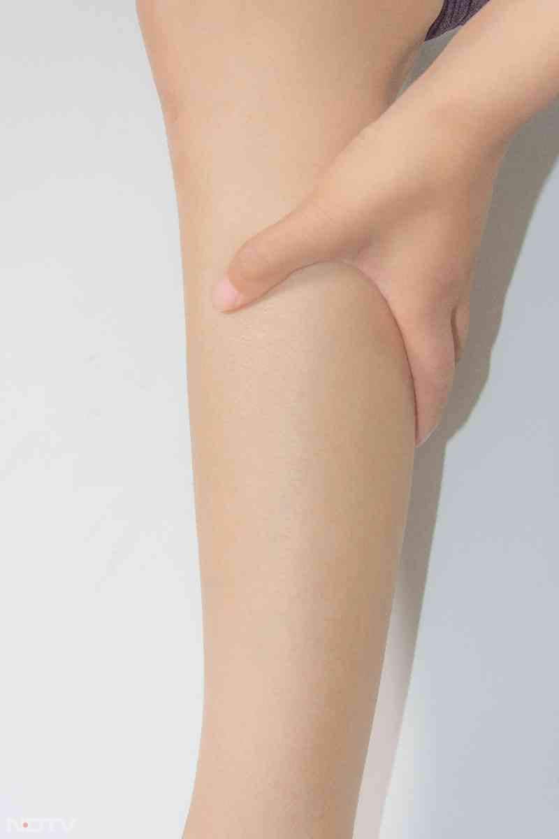 सरसों या तिल के तेल से पैरों की मालिश करने से दर्द और सूजन कम होती है.