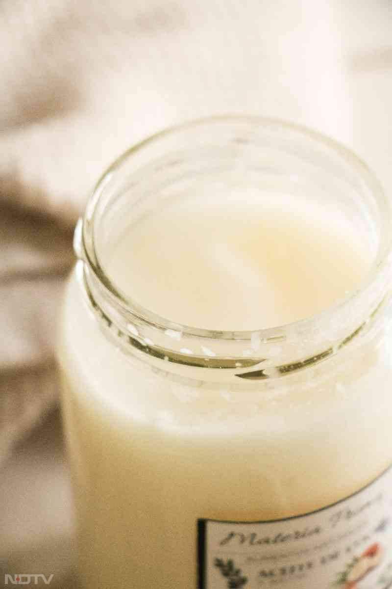 नारियल तेल लगाने से पैरों की त्वचा मुलायम रहती है.