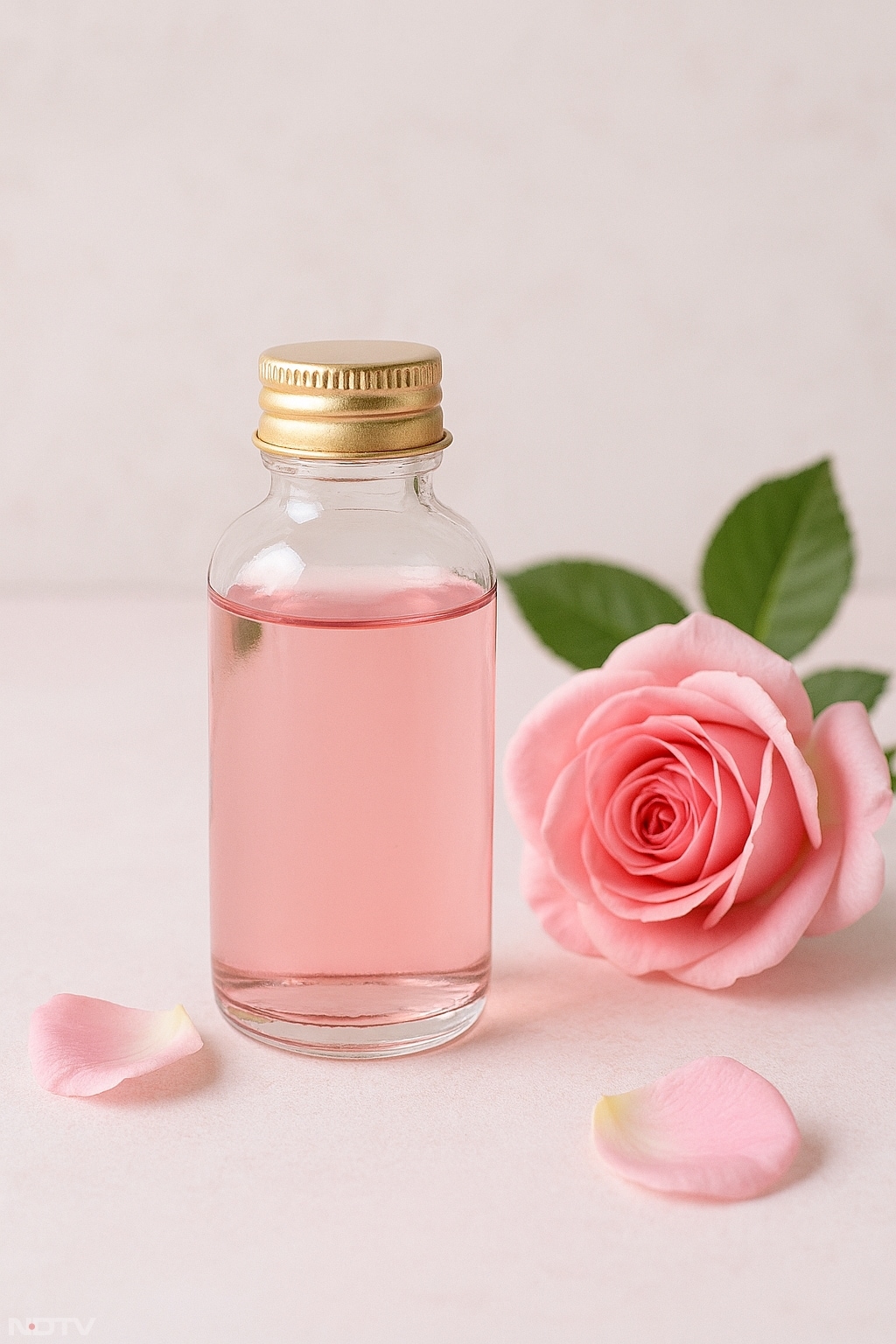 ग्लिसरीन और गुलाबजल का मिश्रण भी पैरों की त्वचा को सॉफ्ट बनाता है.