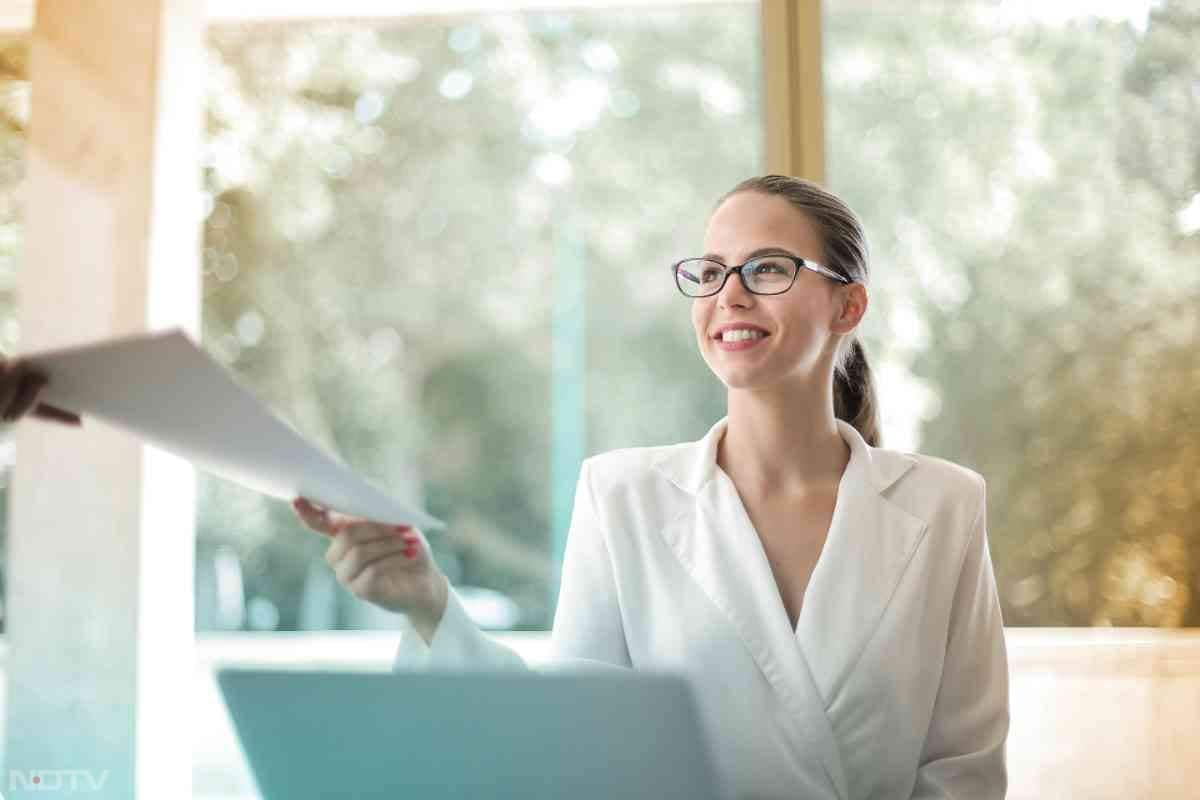 समय से काम पूरा करके दें. इससे न सिर्फ लोगों की नजरों में आपकी पर्सनेलिटी चेंज होगी, बल्कि सेल्फ कॉन्फिडेंस भी बढ़ेगा. Pic Credit- Pexels