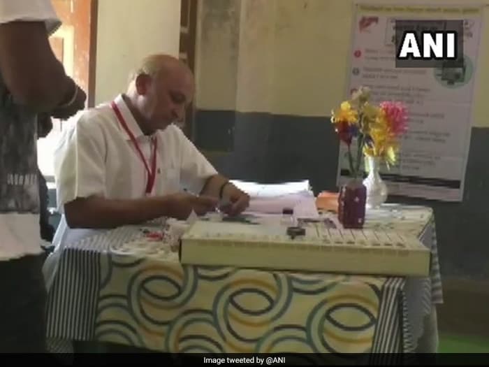 Undeterred Voters Come Out In Large Numbers To Cast Their Votes During Phase 2 Of Polling