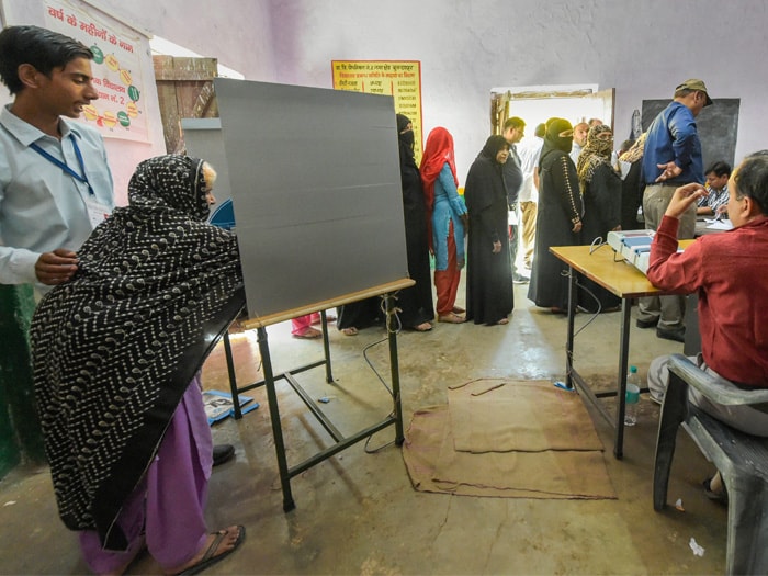 Photo : Undeterred Voters Come Out In Large Numbers To Cast Their Votes During Phase 2 Of Polling