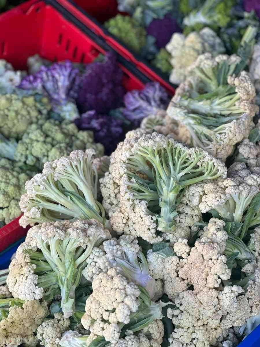 फूलगोभी में मौजूद फाइबर पेट के लिए बेहद फायदेमंद है. यह पाचन को आसान बनाता है और कब्ज जैसी समस्याओं से बचाता है.