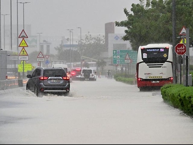 Photo : दुबई में आफत की बारिश, एयरपोर्ट, मेट्रो स्टेशन, मॉल, सड़कों पर पानी ही पानी...