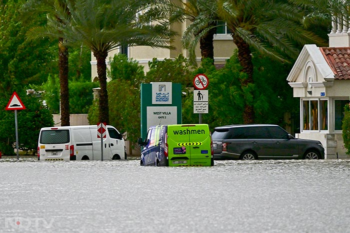 दुबई में आफत की बारिश, एयरपोर्ट, मेट्रो स्टेशन, मॉल, सड़कों पर पानी ही पानी...