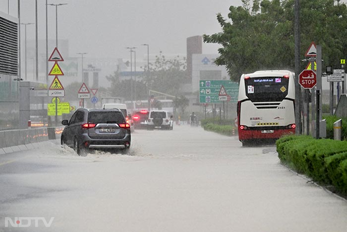 दुबई में आफत की बारिश, एयरपोर्ट, मेट्रो स्टेशन, मॉल, सड़कों पर पानी ही पानी...