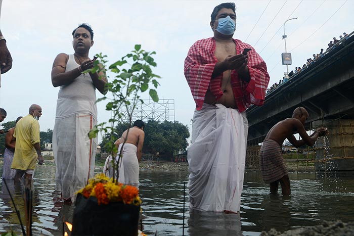 Devotees perform rituals to pay obeisance to forefathers on last day of 'Pitru Paksha' on the banks of the Mahananda river in Siliguri.