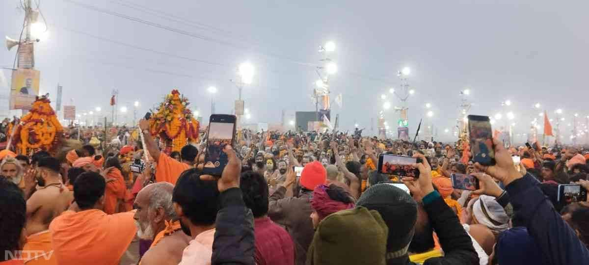 प्रयागराज के संगम तट पर महाकुंभ के पहले अमृत स्नान में श्री पंचायती अखाड़ा महानिर्वाणी और श्री शंभू पंचायती अटल अखाड़ा ने पहला स्नान किया.