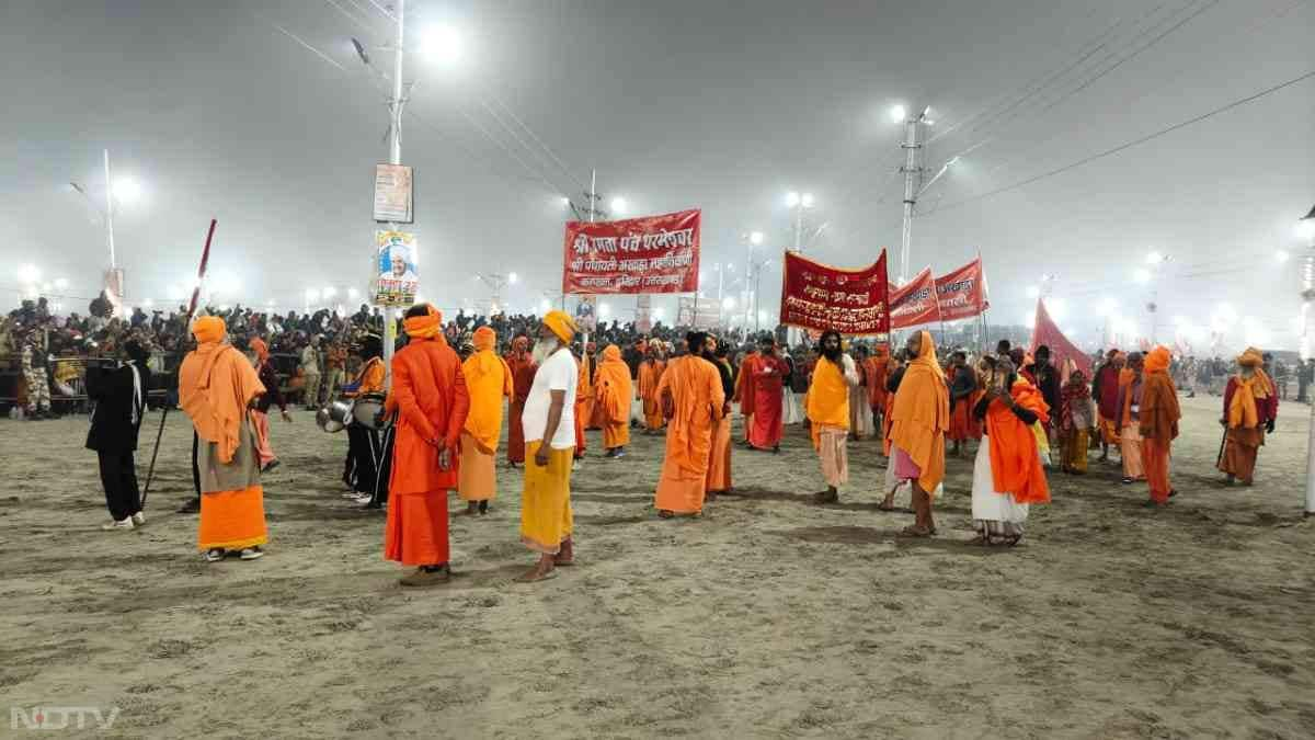 महाकुंभ के अमृतस्नान के मौके पर संगम तट का नजारा बहुत ही दिव्य, भव्य और अलौकिक है.