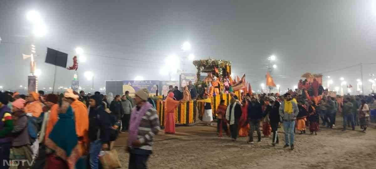 महाकुंभ में अलग-अलग अखाड़ों के साधु-संत रथों पर सवार होकर स्नान के लिए लगातार संगम तट पर पहुंच रहे हैं.