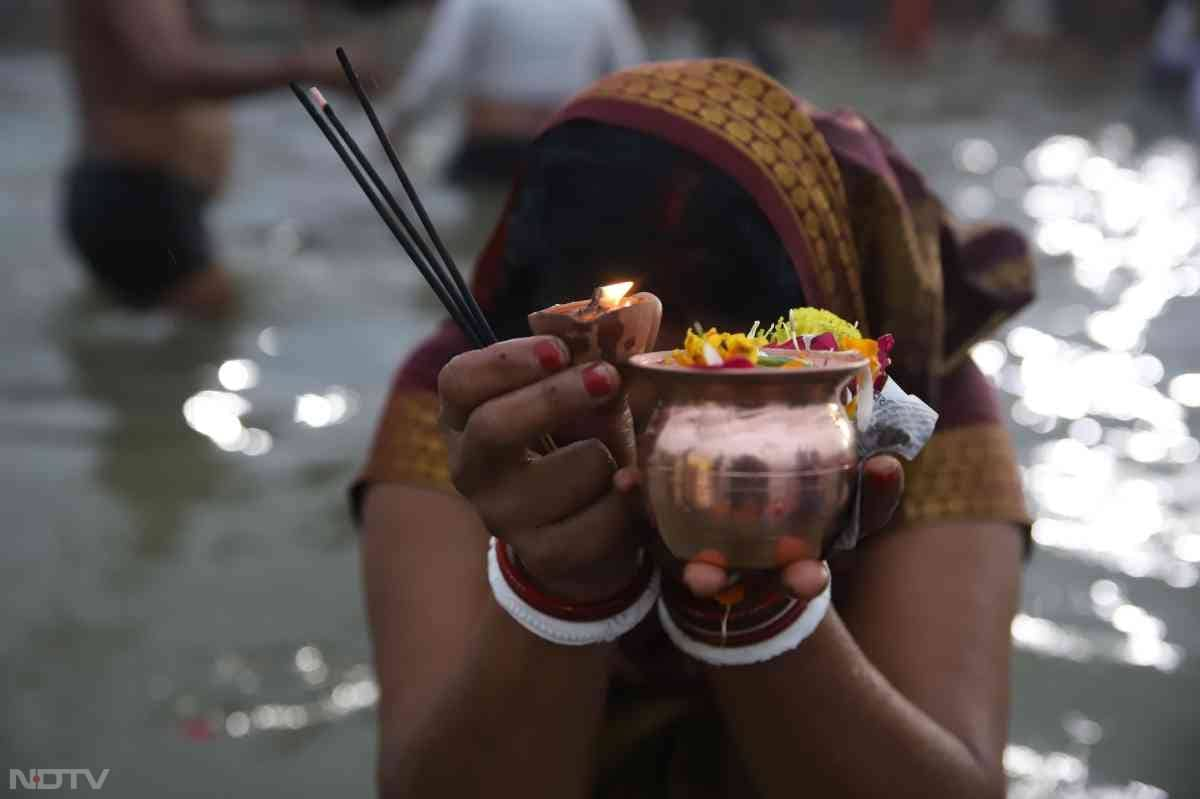 केवल साधु-संत ही नहीं बल्कि अन्य श्रद्धालु भी संगम में डुबकी लगाने के लिए पहुंच रहे हैं.