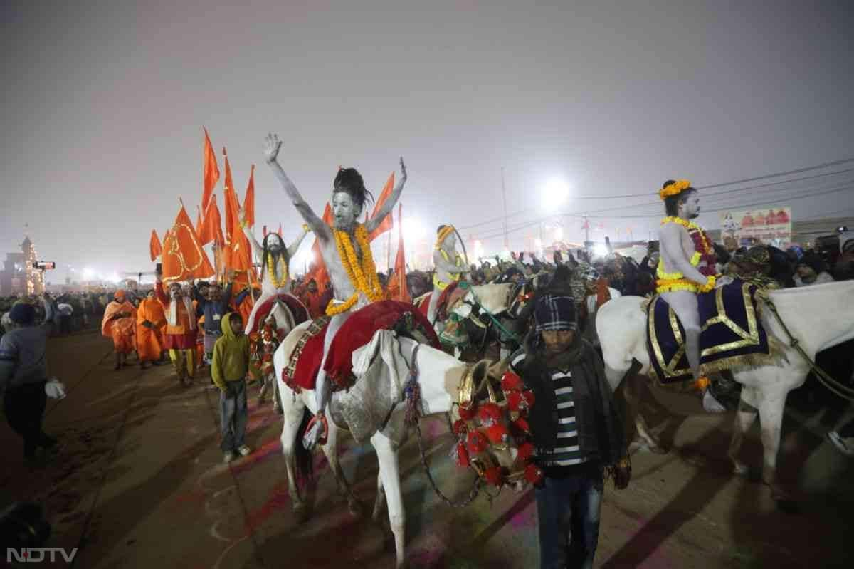 महाकुंभ में अमृत स्नान के लिए पहुंच रहे साधु-संतों की छटा देखते ही बन रही है. तन पर धूमी रमाए ये साधु घोड़ों पर सवार होकर आस्था में सराबोर संगम घाट पर पहुंच रहे हैं.