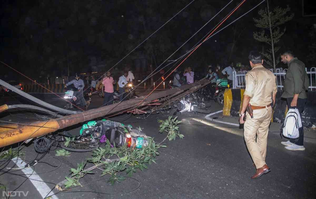 मौसम की इस अचानक बदली तस्वीर को लोगों ने कैमरे में कैद किया. सोशल मीडिया पर वायरल हो रही तस्वीरें और वीडियो इस भीषण आंधी-तूफान की भयावहता को साफ बयां कर रही हैं.