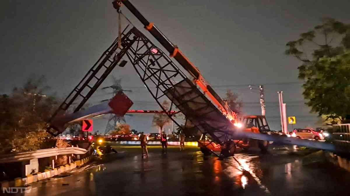 तेज आंधी और गिरते पोलों के कारण दिल्ली, नोएडा और अन्य एनसीआर इलाकों में बिजली गुल हो गई. कई रिहायशी क्षेत्रों में घंटों तक अंधेरा छाया रहा.