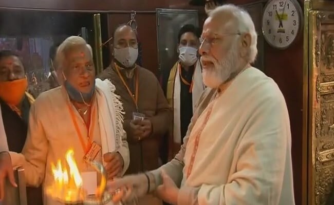 पीएम मोदी आज प्राचीन काल भैरव मंदिर गए और पूजा-अर्चना की.